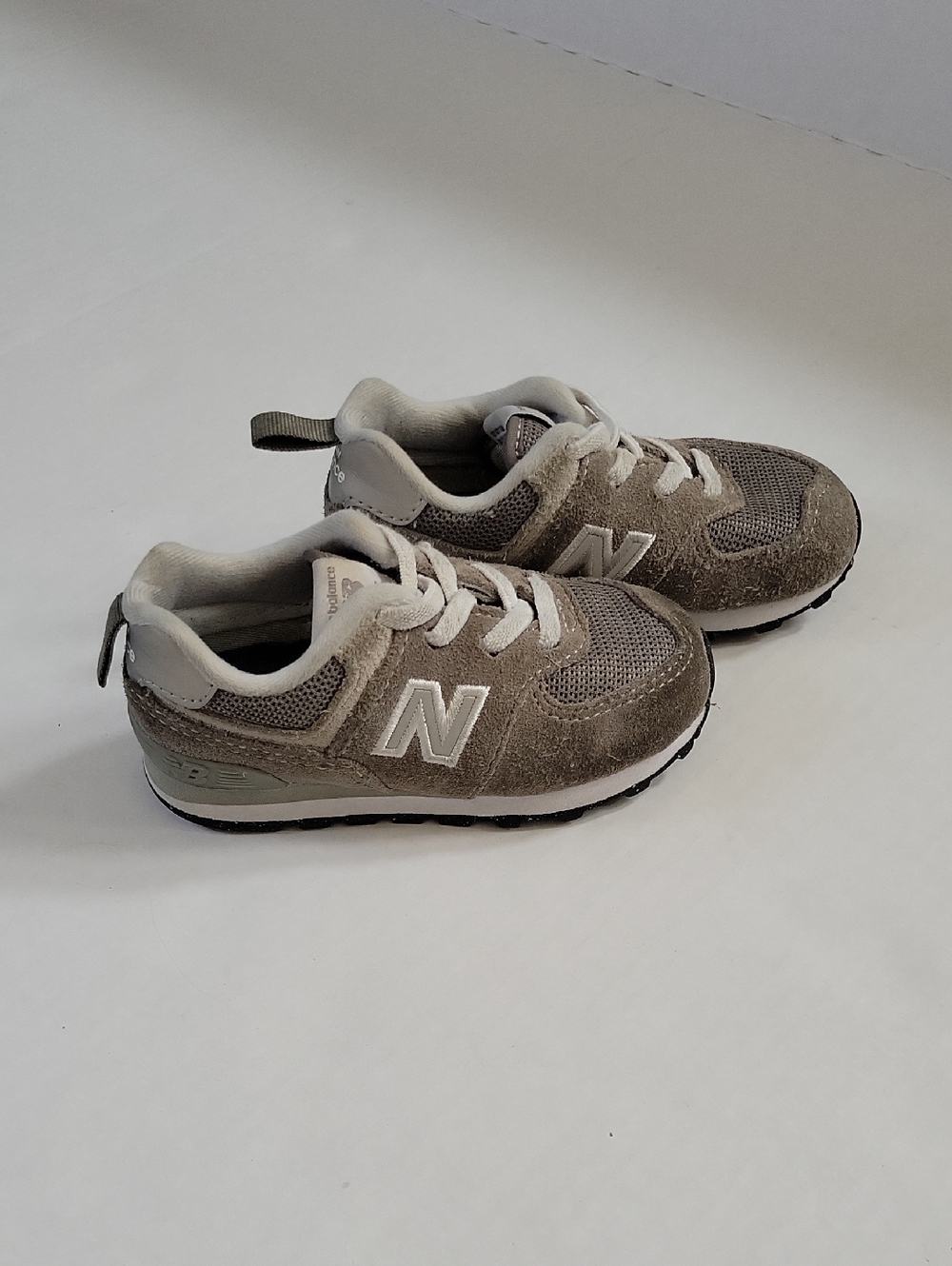 New Balance Kids Classic 574 Gray Suede & Mesh Sneaker with White Accents Size 6